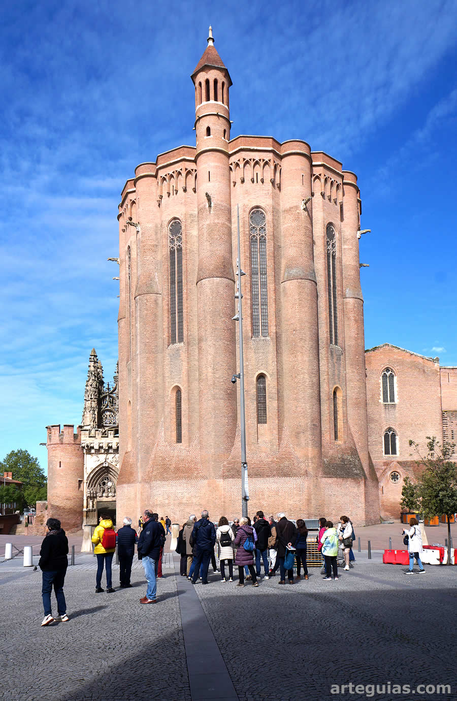 El grupo junto a la catedral de Albi