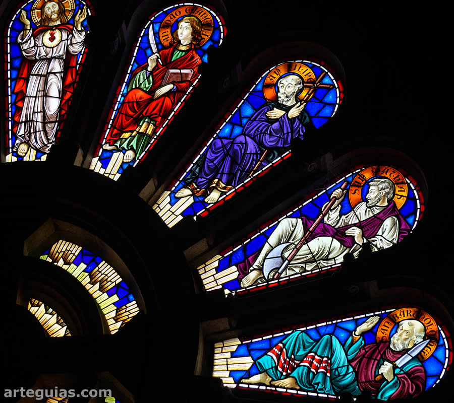 Detalles de las vidrieras neog&oacute;ticas del Santuario