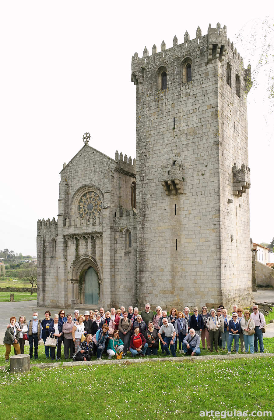 El grupo posando ante la monumental  iglesia del Monasterio de Le&ccedil;a do Balio