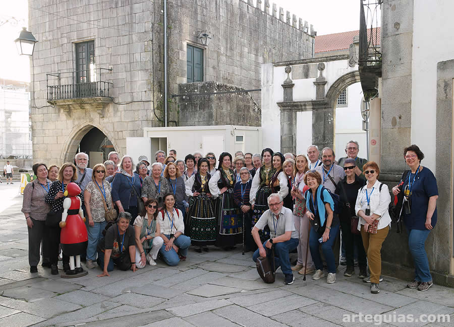Foto de familia junto a mujeres con sus trajes t&iacute;picos de Viana do Castelo