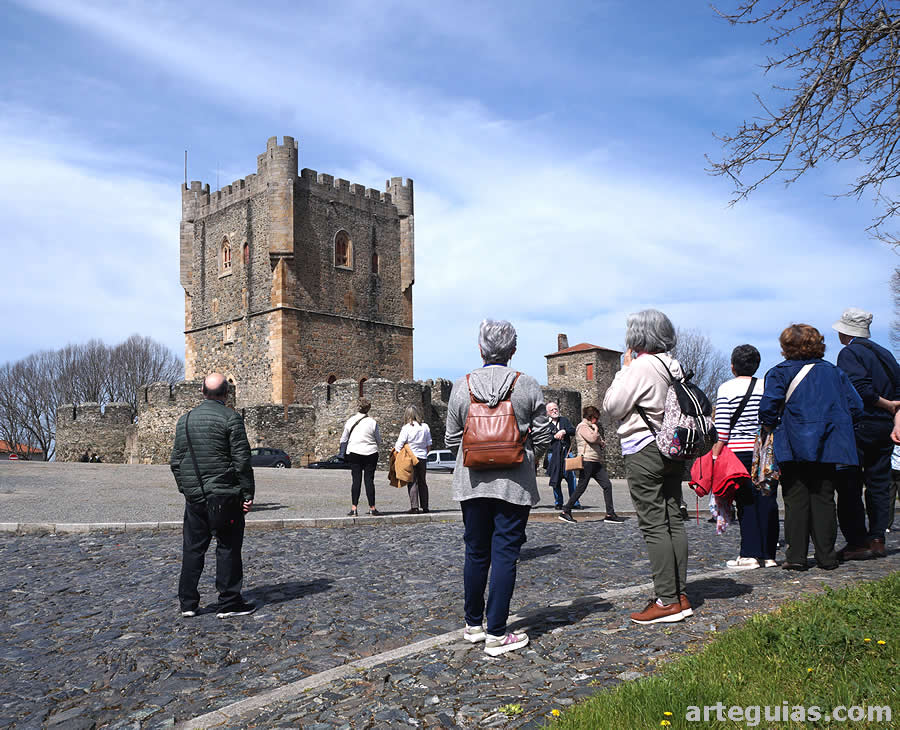 Admirando la estampa del castillo de Braganza