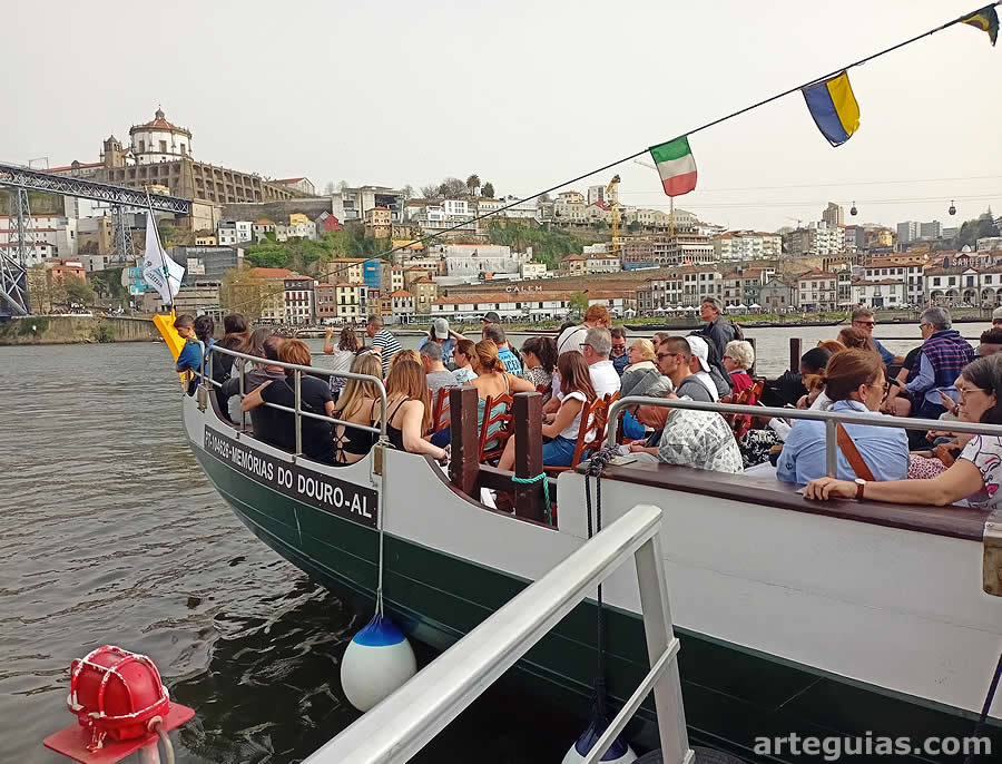 El barco que nos condujo por el r&iacute;o Duero y sus seis puentes