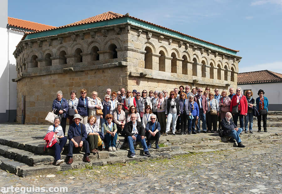 Foto de familia delante de la Domus Municipalis