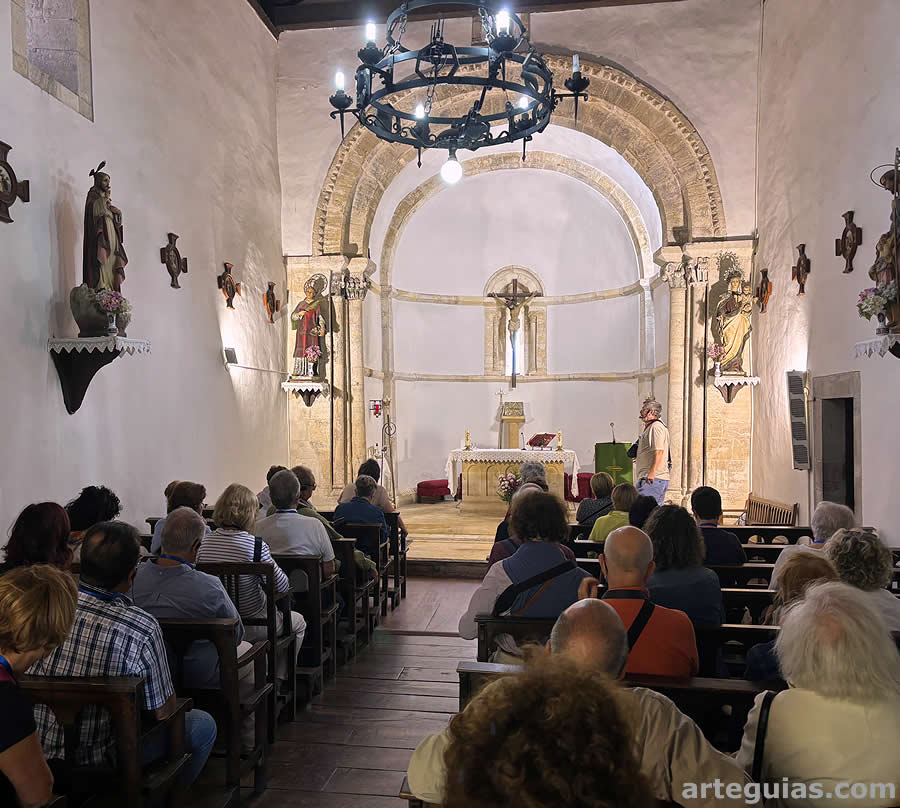 Interior de la iglesia románica de Priorio