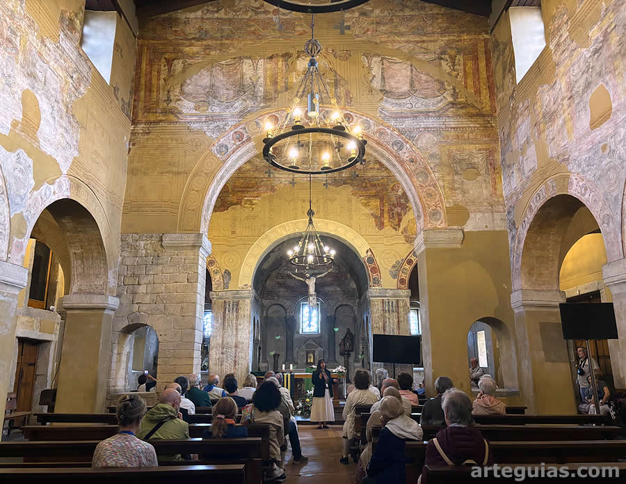 Interior de San Julián de los Prados