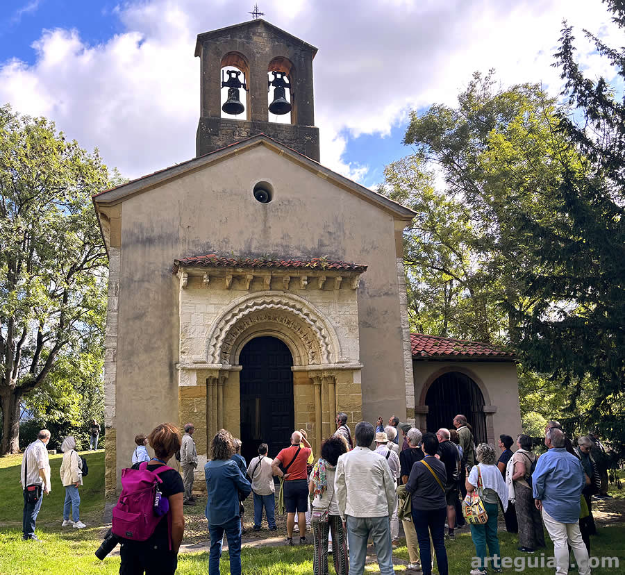 Llegada a la iglesia románica de San Esteban de Sograndio