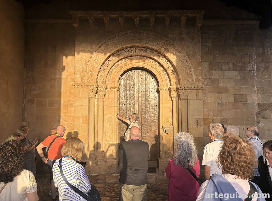 Explicaciones en la puerta de la iglesia de Narzana