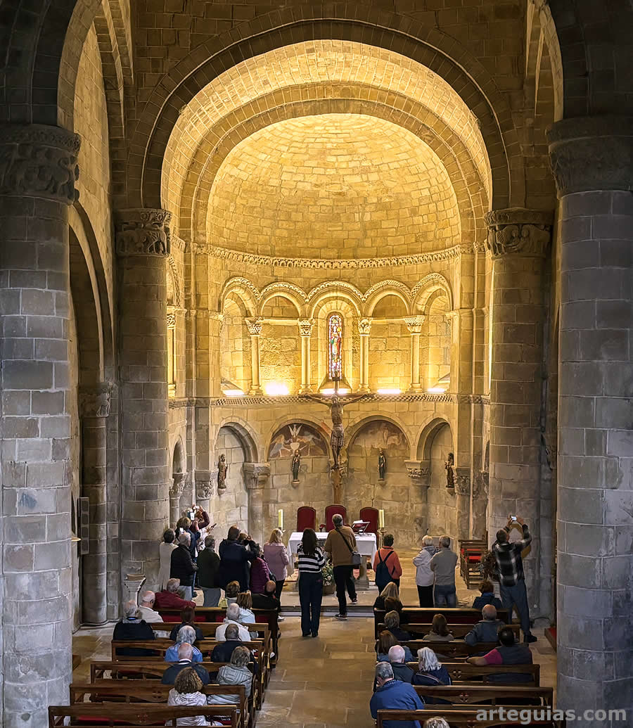 Interior de la espectacular iglesia de San Mart&iacute;n de Elines