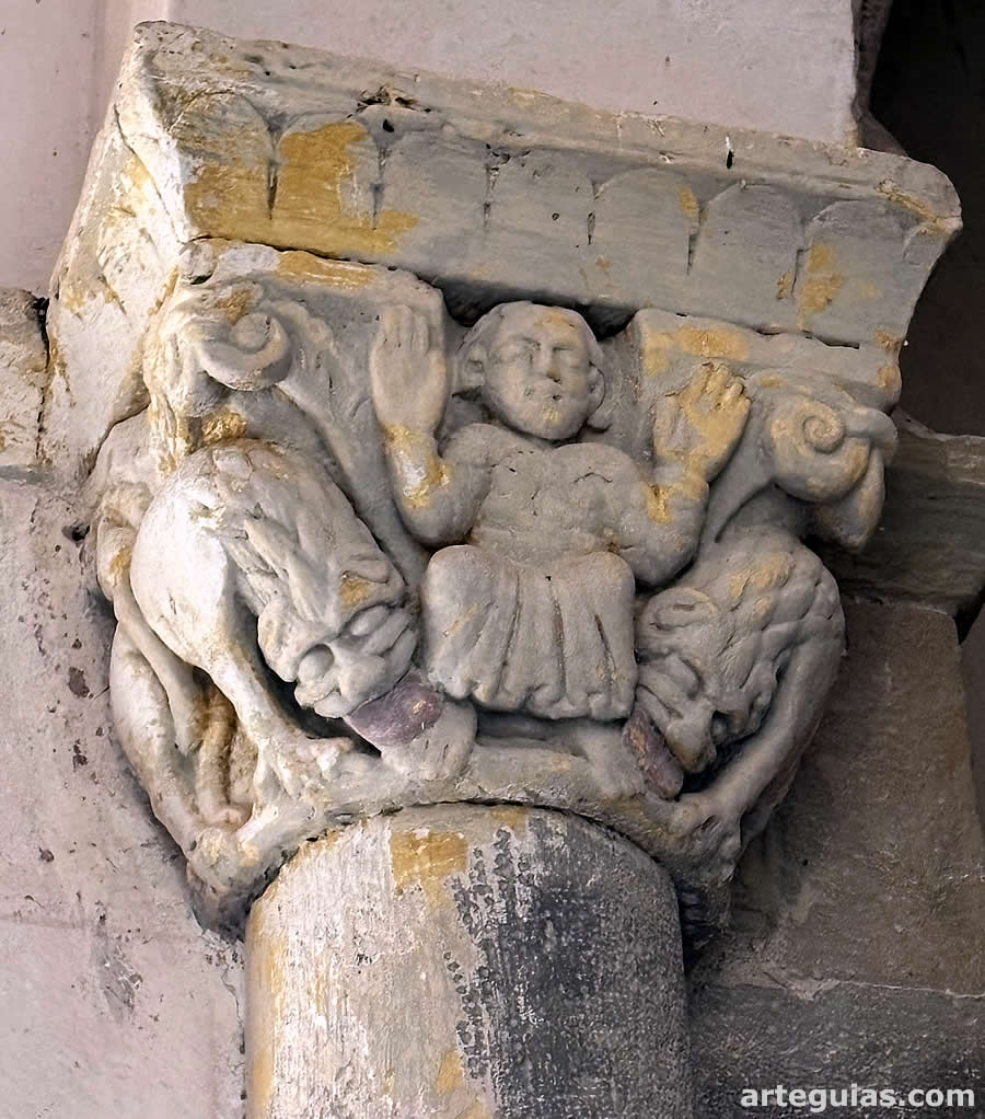 Capitel del arco triunfal de Santa Mar&iacute;a de Hoyos