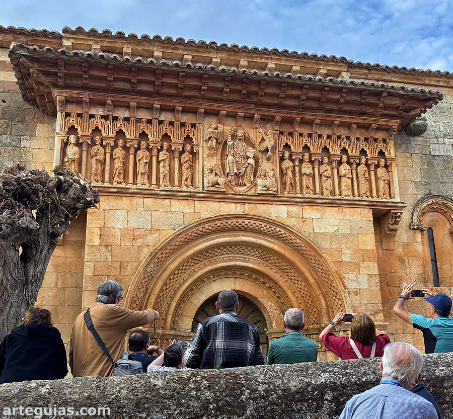 Ante la famosa fachada sur de Moarves de Ojeda