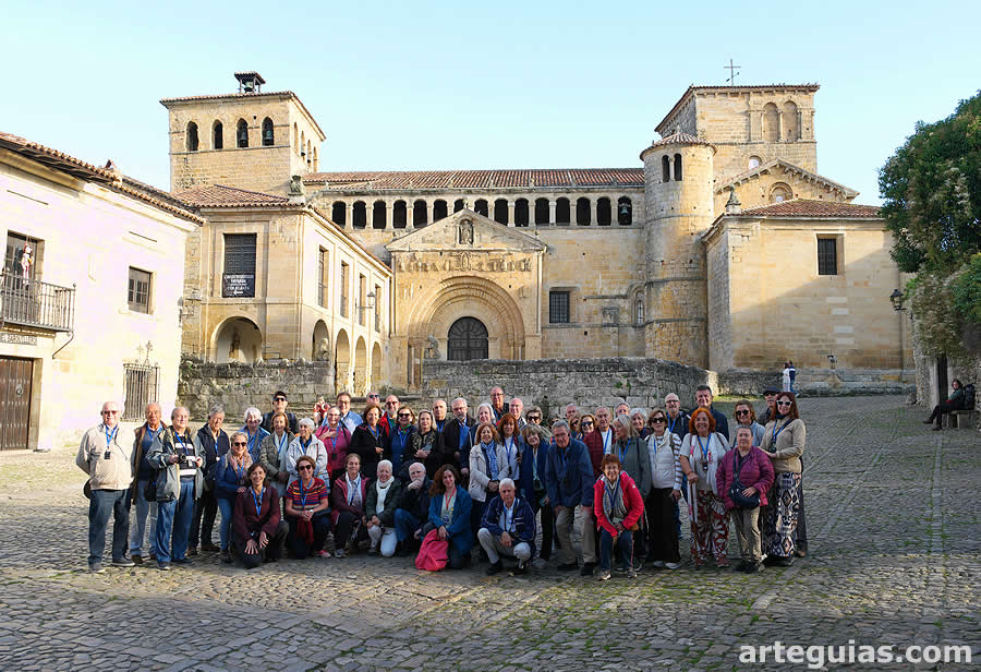 S&aacute;bado a primera hora de la ma&ntilde;ana: foto de familia en Santillana del Mar
