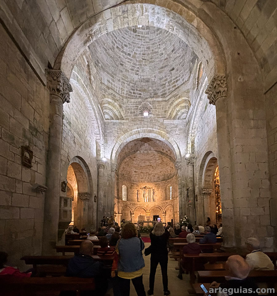 Visitando el interior de la Colegiata de Santa Cruz de Casta&ntilde;eda