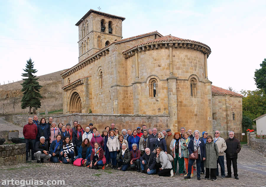 Posando ante la iglesia de San Pedro de Cervatos