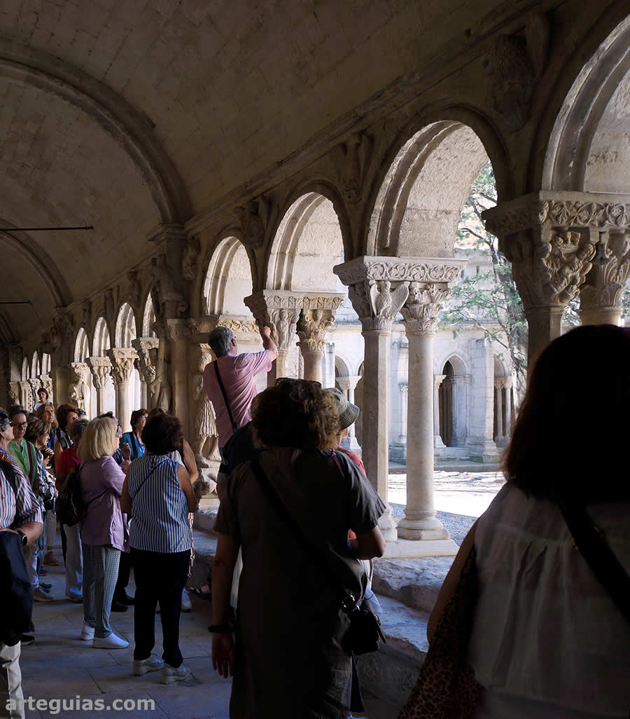 Explicaciones en el magn&iacute;fico claustro de San Tr&oacute;fimo de Arl&eacute;s