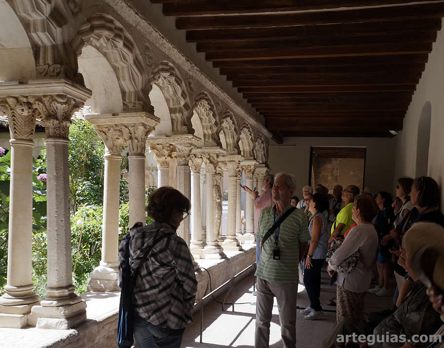 Recorriendo el coqueto claustro rom&aacute;nico catedralicio