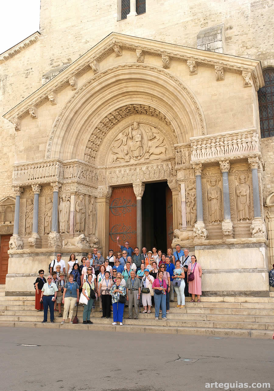 Uno de los platos fuertes del viaje: la fachada de la catedral de Arl&eacute;s