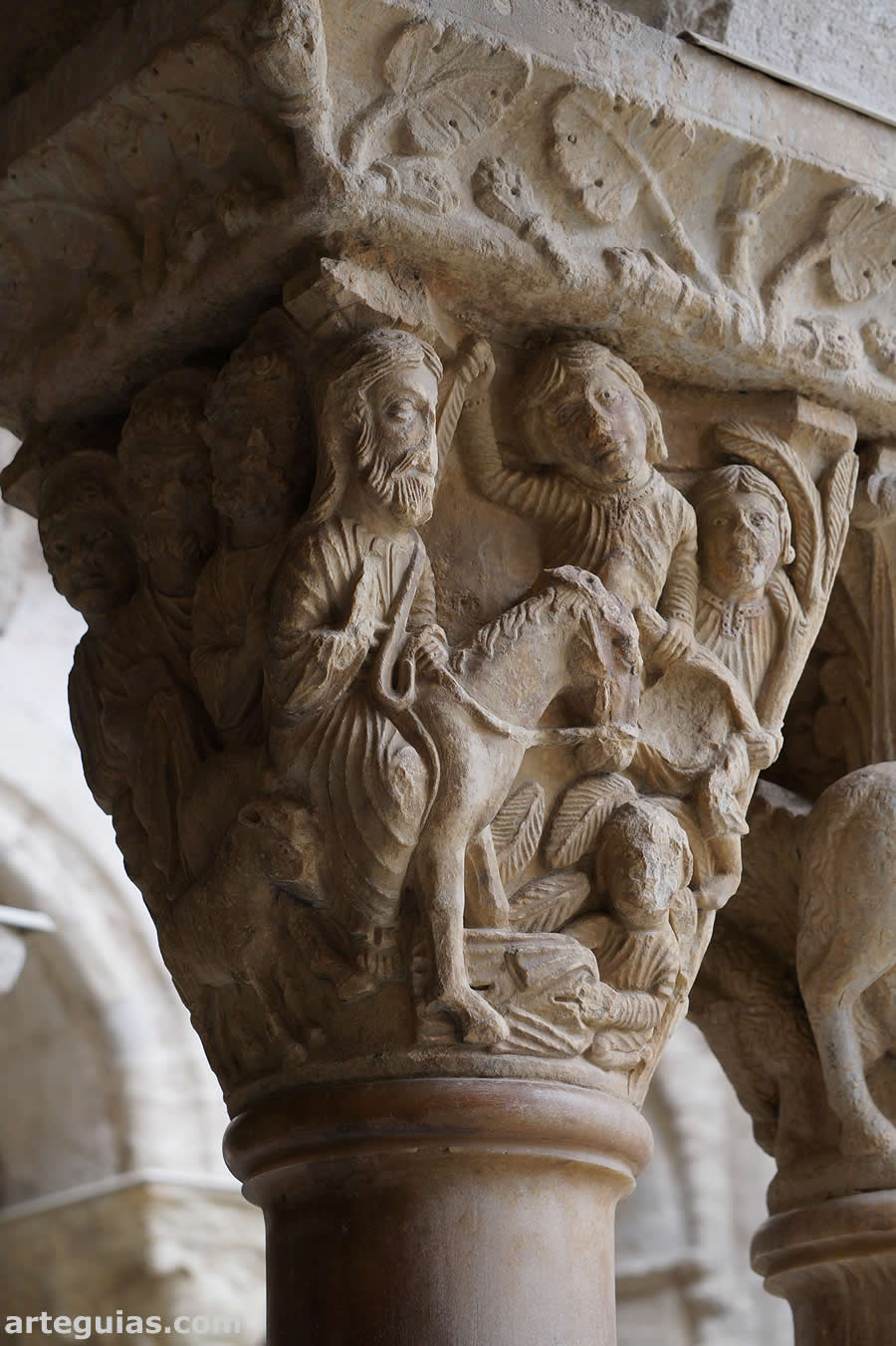 Capitel del claustro rom&aacute;nico. Arl&eacute;s