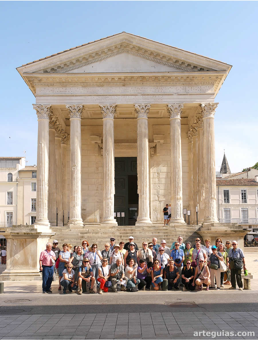 Foto de familia delante de la Masion Carre&eacute; de Nimes
