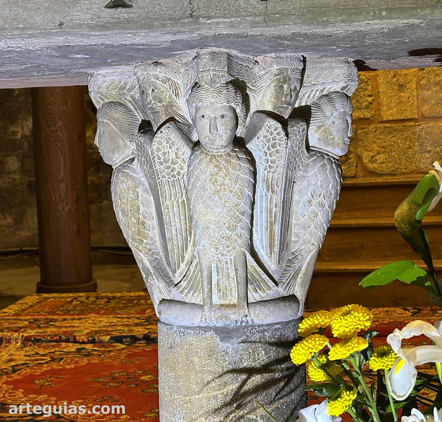 Capitel rom&aacute;nico en el altar de Santa Mar&iacute;a de Campodr&oacute;n