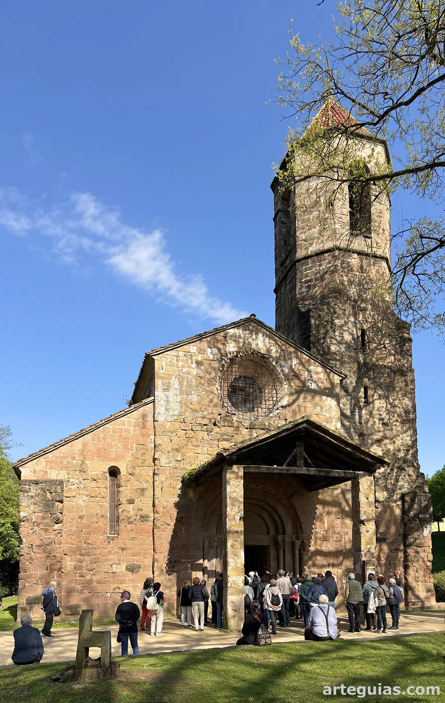 Llegada al monasterio de Sant Pere de Sant Joan les Fonts