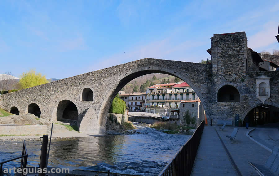 Puente medieval de Campodr&oacute;n
