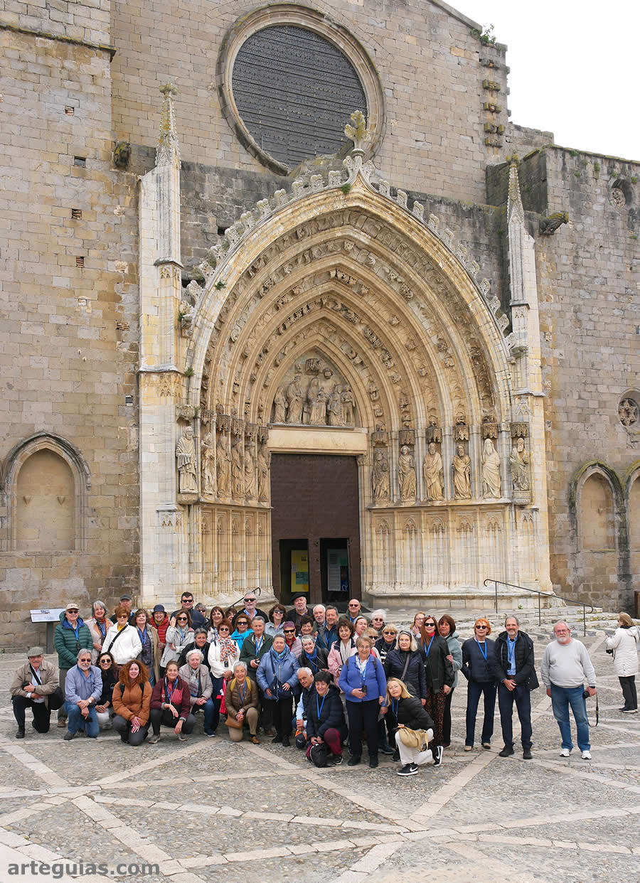 Foto de familia ante la espectacular portada de Santa Mar&iacute;a de Castell&oacute; d'Emp&uacute;ries