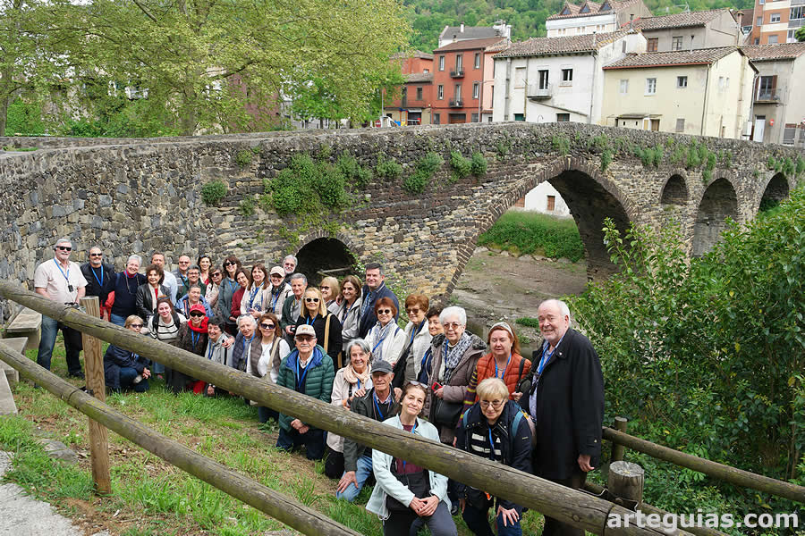 En el puente medieval de Sant Joan les Fonts