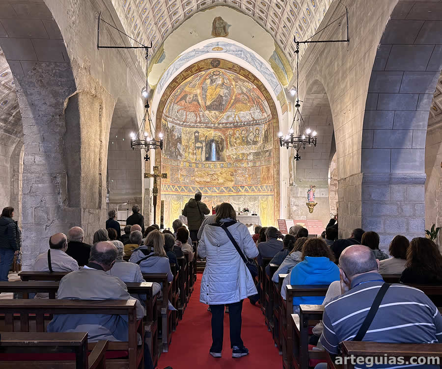 Admirando las pinturas rom&aacute;nicas de la iglesia de Vilanova de la Muga