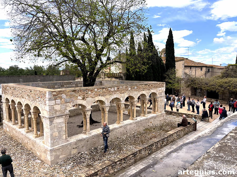 Visita del domingo al claustro de Peralada
