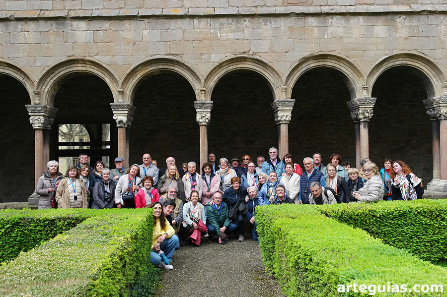 Foto de familia en el claustro de Santa Mar&iacute;a de Ripoll