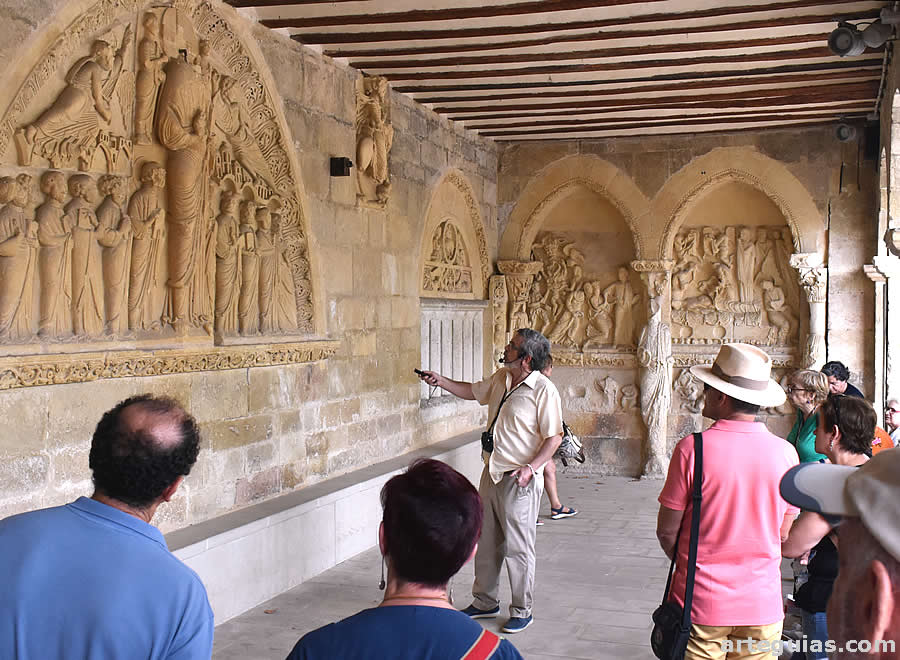 Explicaciones de las piezas encastradas en el p&oacute;rtico del siglo XVIII