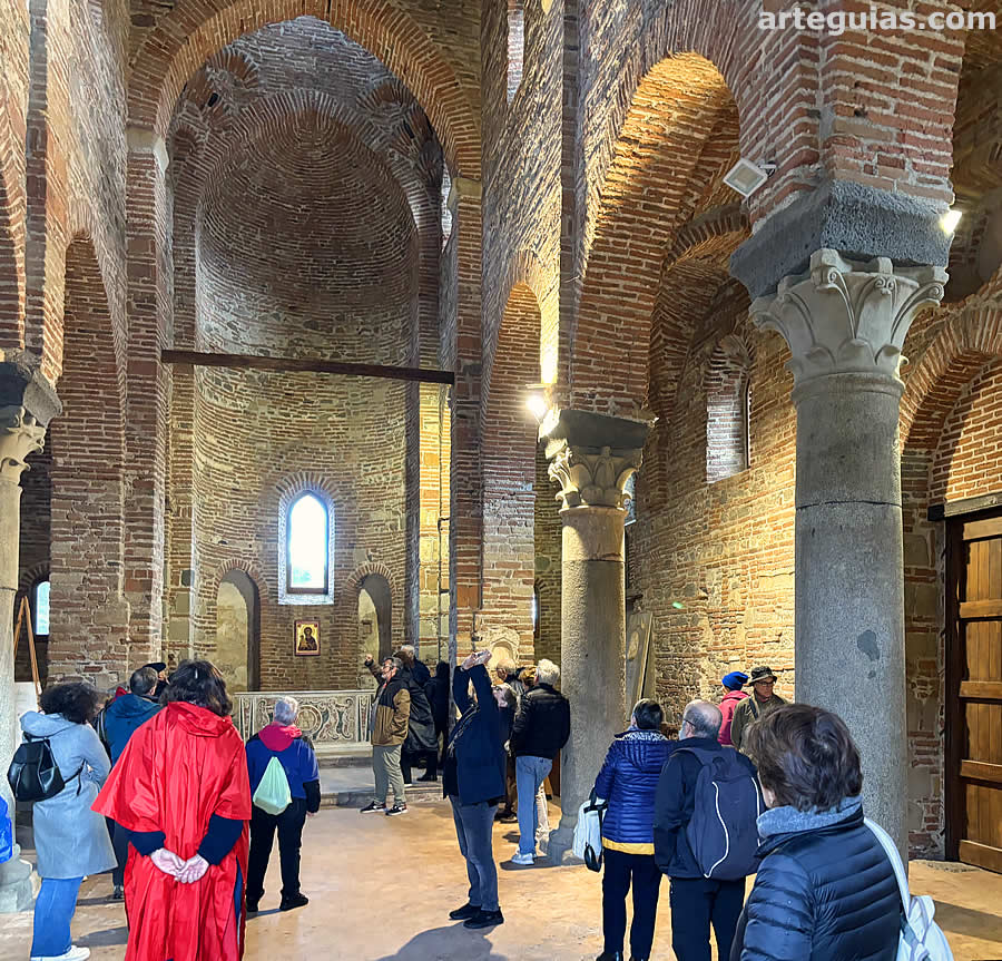S&aacute;bado por la tarde: en el interior de la iglesia mon&aacute;stica bizantina de San Pedro y San Pablo de Agr&ograve;.