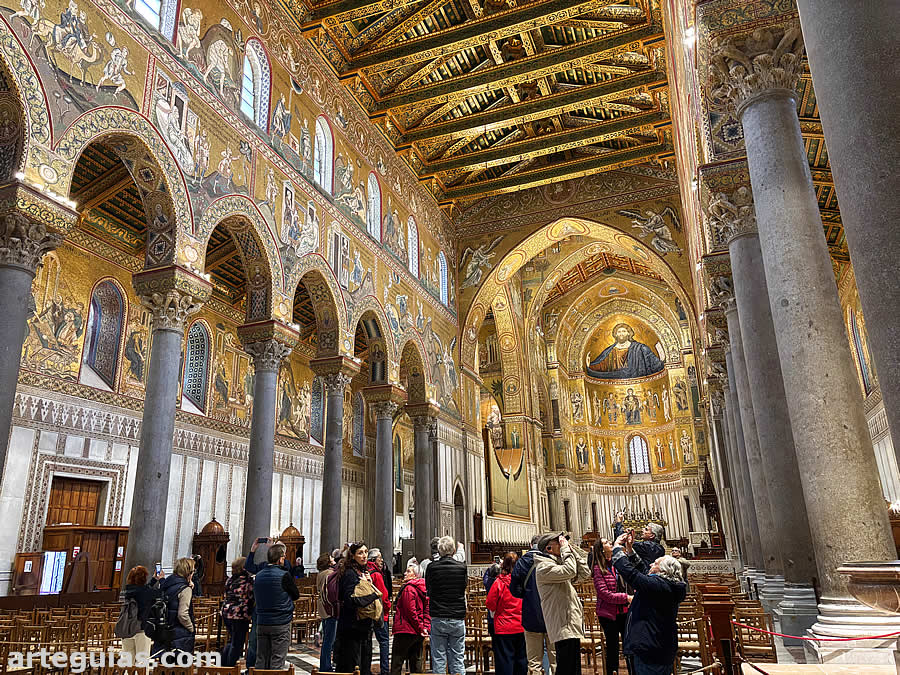 Jueves por la ma&ntilde;ana: en la grandiosa catedral de Monreale, una de las joyas del arte occidental de todos los tiempos.