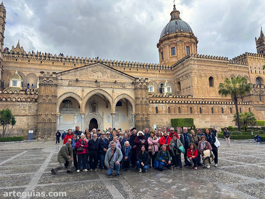 Antes de la comida posamos delante de la Catedral de Palermo.