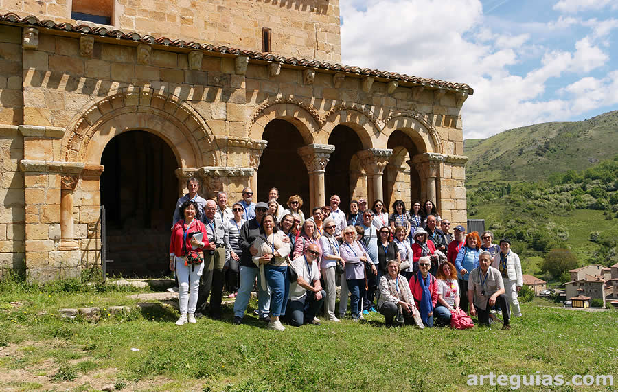 Foto de familia ante la ermita de San Cristóbal de Canales de la Sierra