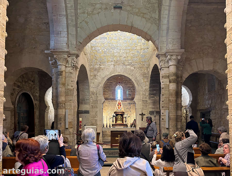 En el interior de Santa Mar&iacute;a de Wamba.