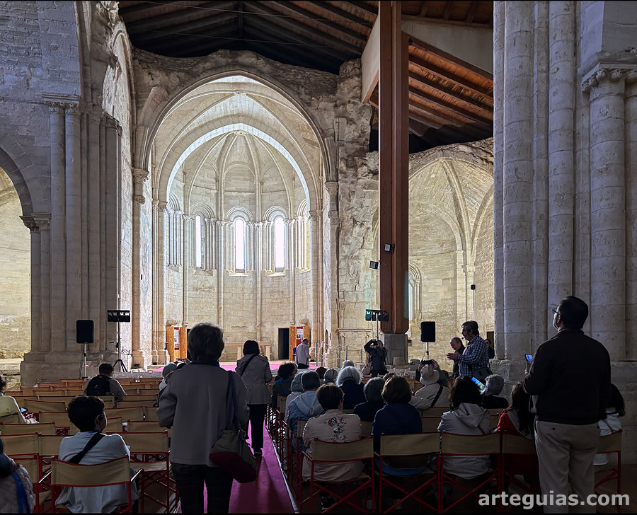Ya en el interior de la iglesia abacial.