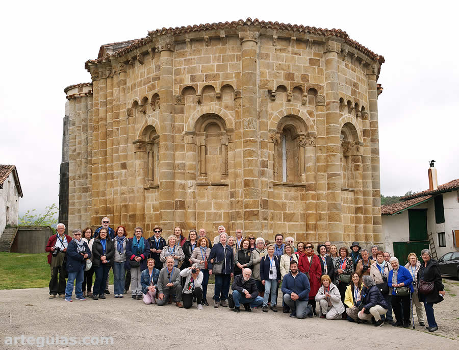 Foto de familia ante San Lorenzo de Vallejo de Mena