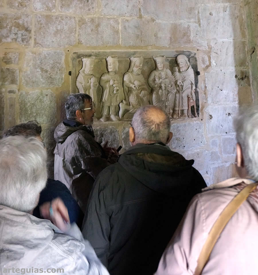 A la entrada de la iglesia de Butrera con su frontal de altar