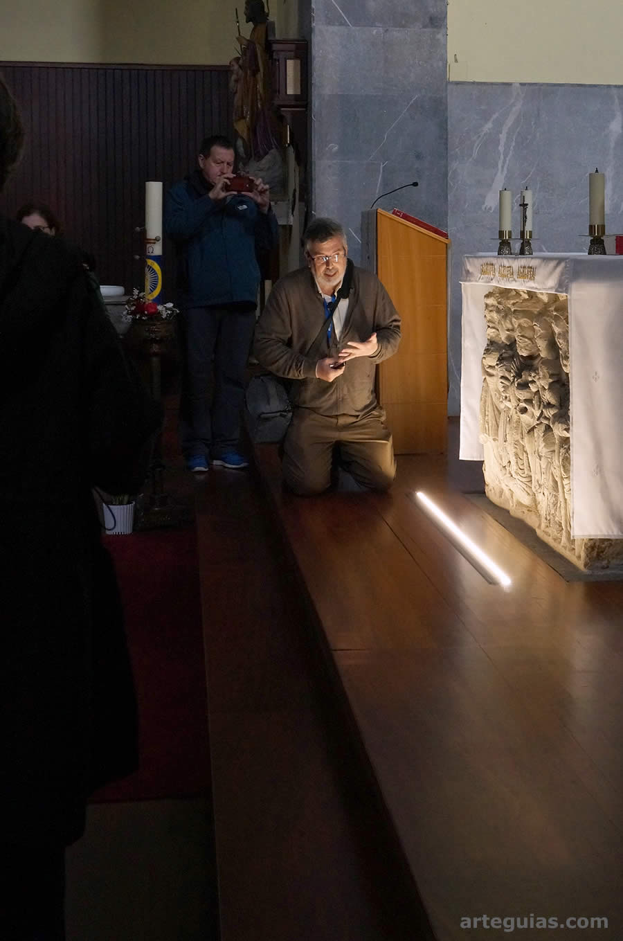 Explicando el frontal de altar de la iglesia de Villasana