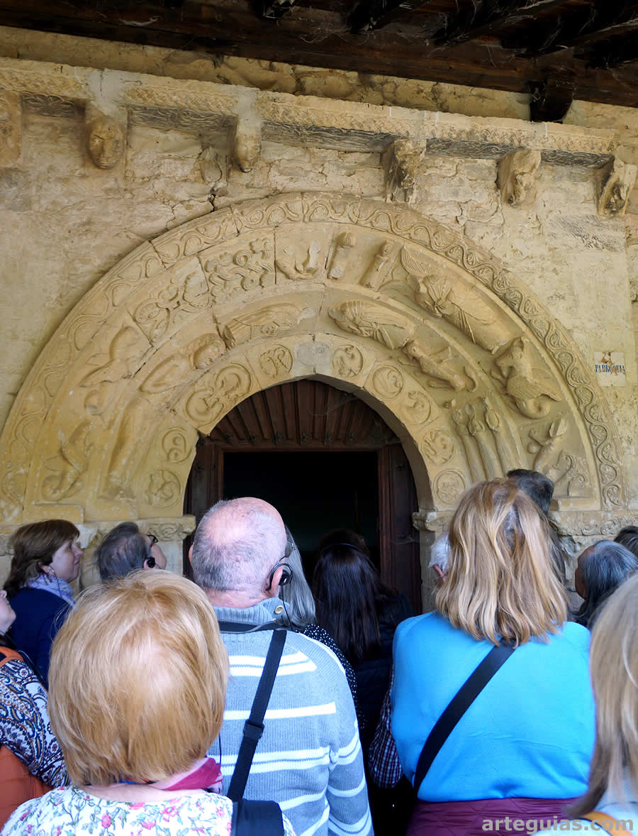 Admirando la puerta de Almendres