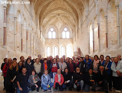 EL grupo en la enorme belleza del refectorio de Santa Mar&iacute;a de Huerta