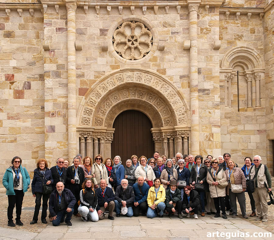 Fotograf&iacute;a de grupo ante la iglesia de San Juan de Puerta Nueva