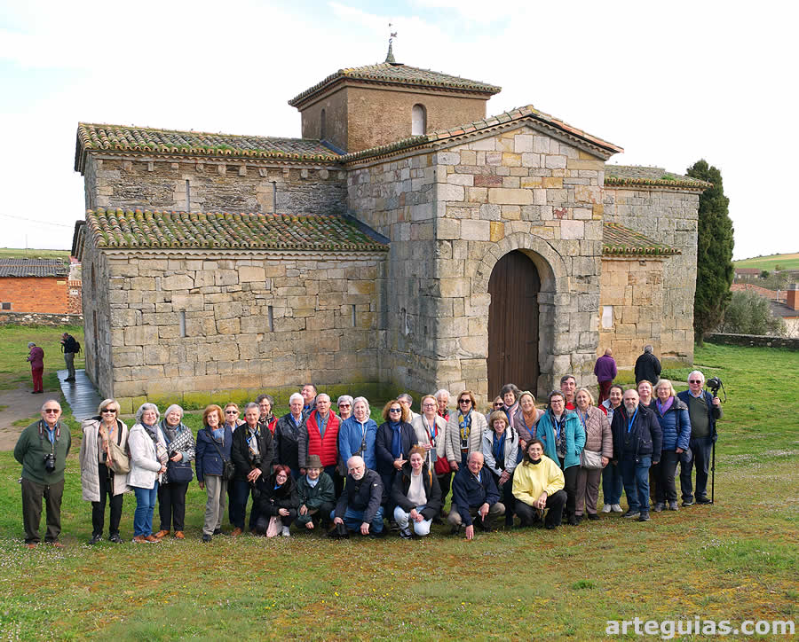 Foto de familia ante la m&iacute;tica iglesia de San Pedro de la Nave de Zamora