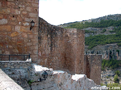 Murallas que cierran la ciudad de Cuenca hacia  el J&uacute;car