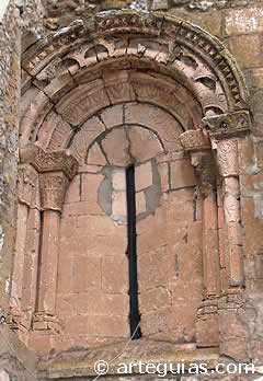 Bonito ventanal de la iglesia de Fuentes, pueblo a poca distancia de Ca&ntilde;ete