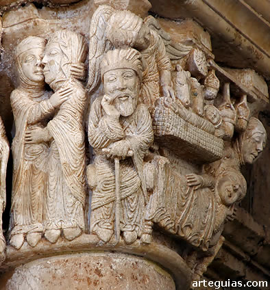 Fotograf&iacute;a de un capitel rom&aacute;nico tomada con zoom y un tr&iacute;pode de mesa