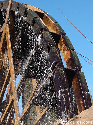 Monje y Maestro de Obras en plena tarea