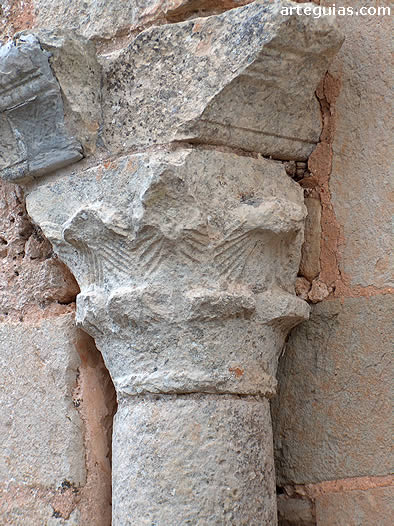Capitel de est&eacute;tica moz&aacute;rabe en la puerta de la ermita