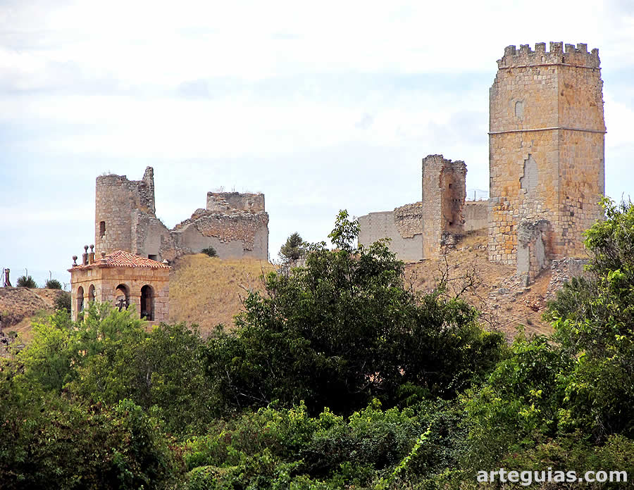Restos de las torres que constitu&iacute;an el castillo de Coru&ntilde;a del Conde